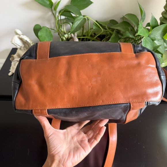 VILLAGE TANNERY Designs by Sevestet New York All Leather Messenger Tote XL - Picture 4 of 12